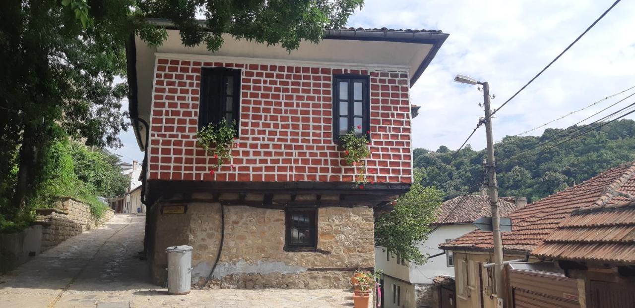 The Red Konak Villa Veliko Tărnovo Exteriör bild
