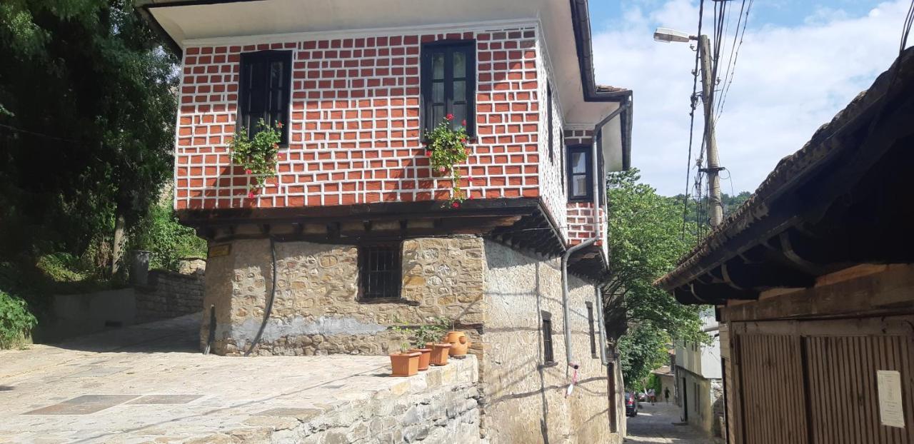 The Red Konak Villa Veliko Tărnovo Exteriör bild
