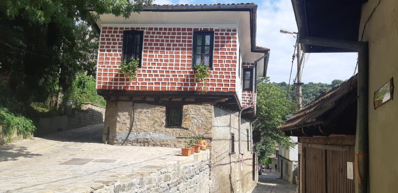 The Red Konak Villa Veliko Tărnovo Exteriör bild